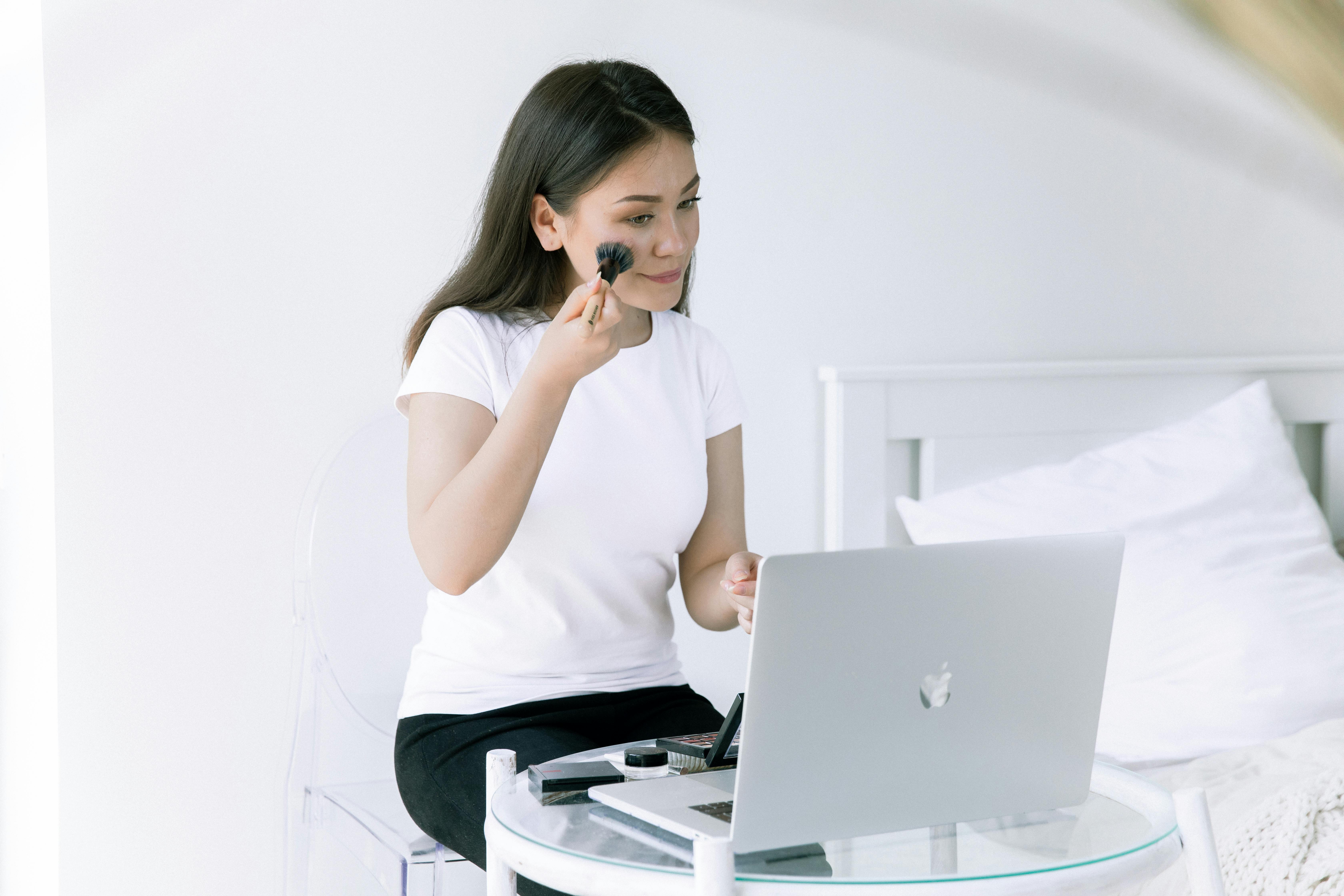 糖行心热门Vlog封面：城市街拍与慢走镜头